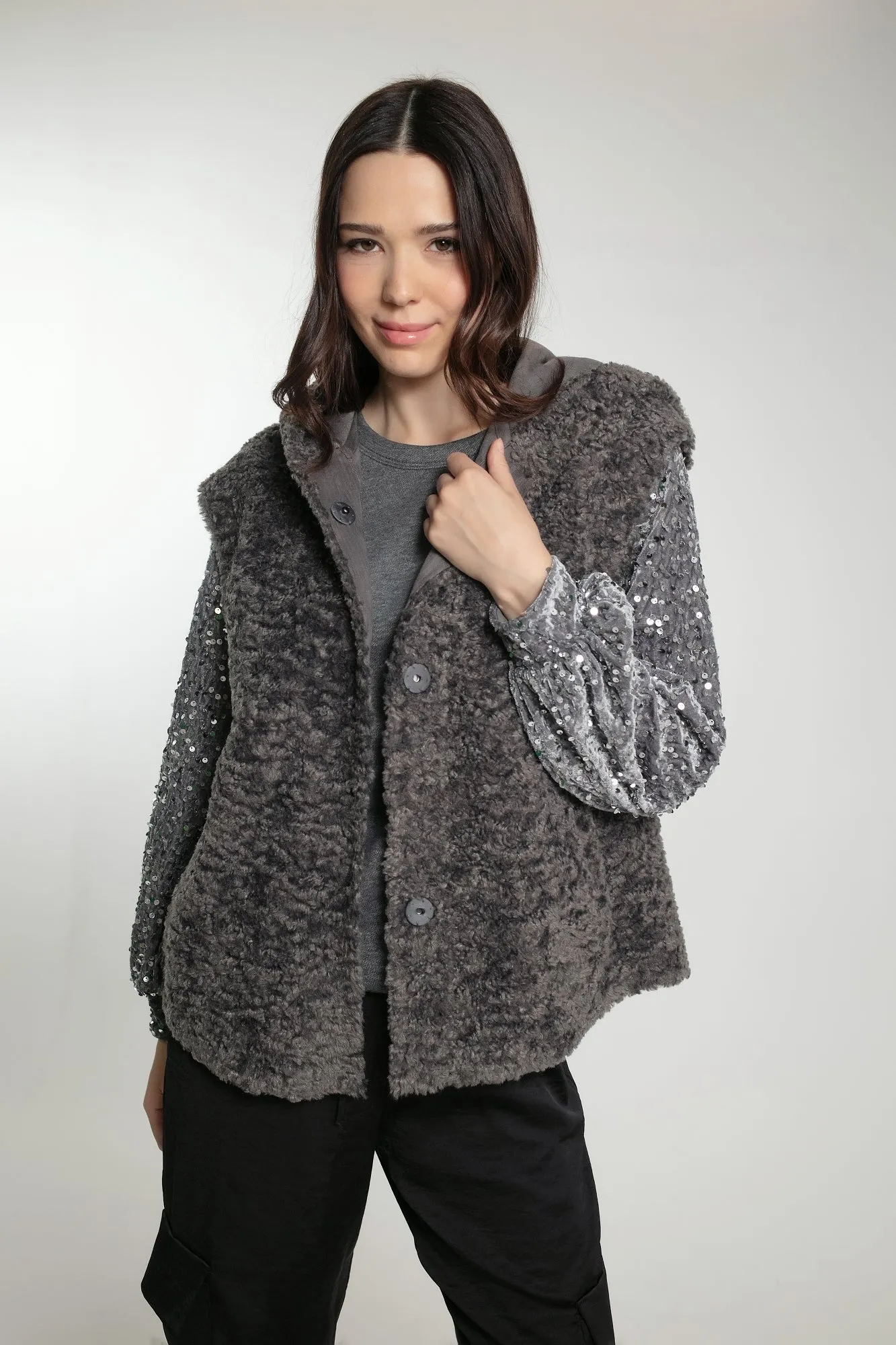 TRINITY GILET IN CHARCOAL