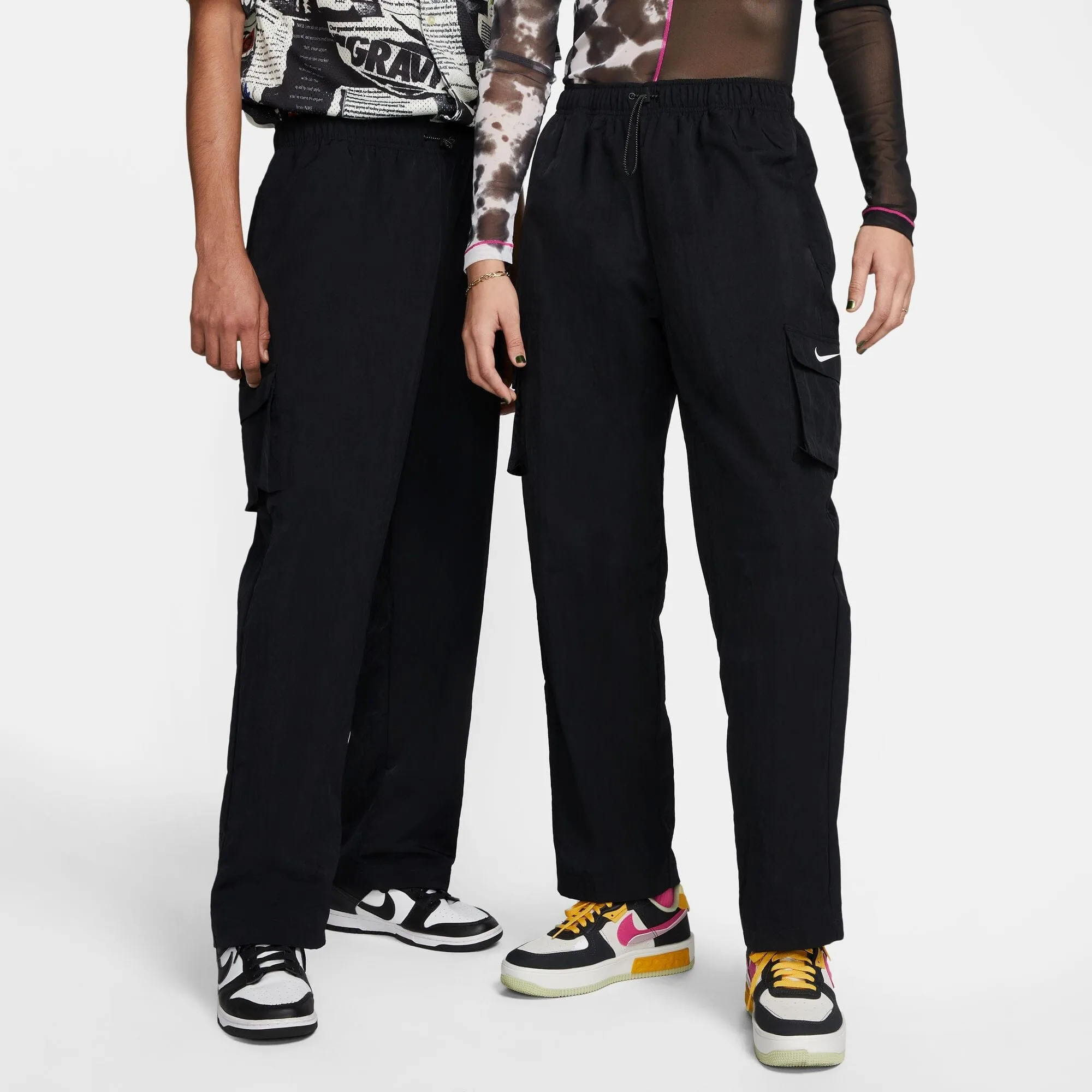 Women's High-Rise Woven Cargo Pants (DO7209-010)